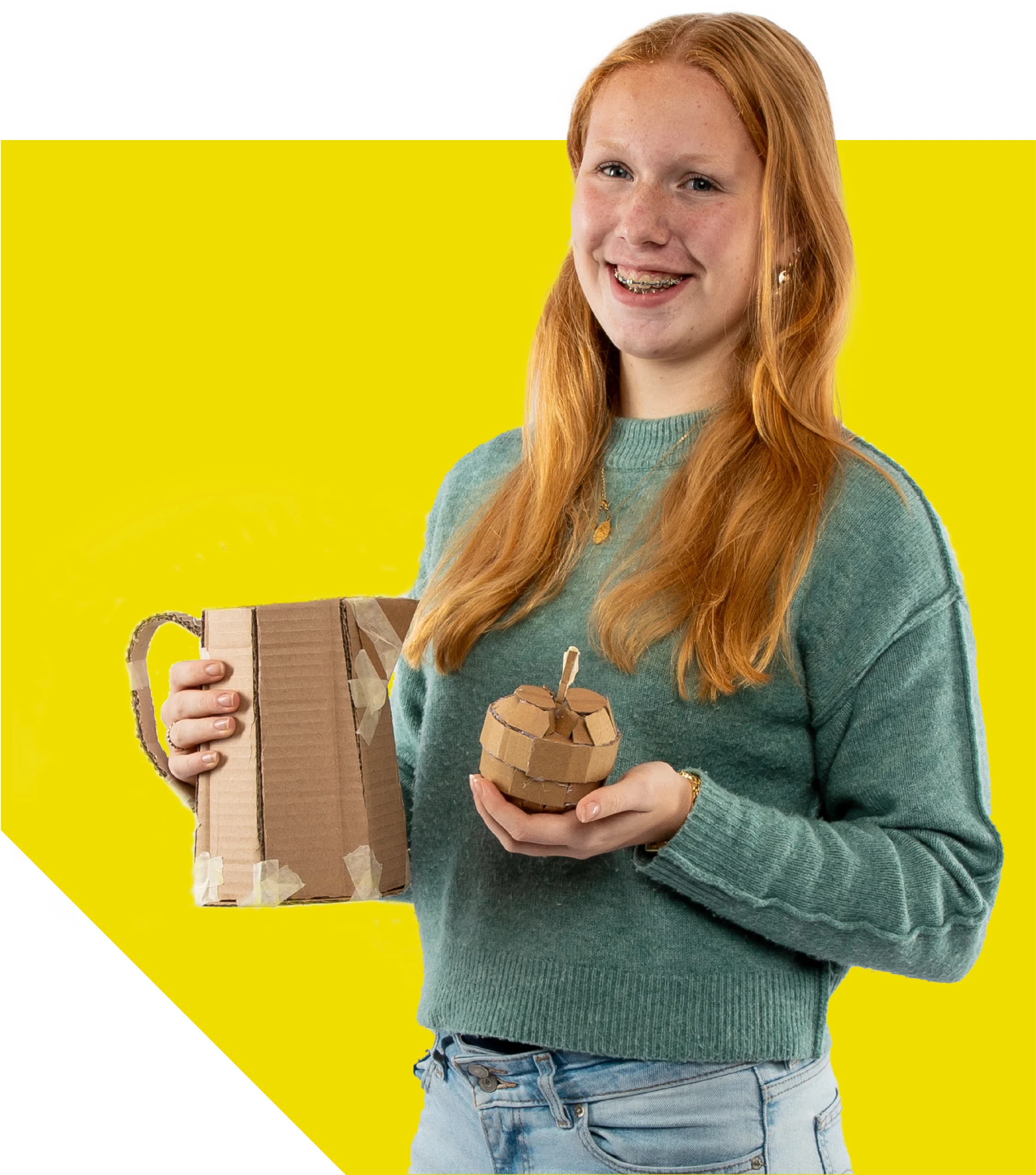 Meisje met kartonnen kan en appel in haar hand