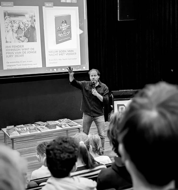 Schrijver @buddytegenbosch kwam gisteren en vandaag in de B2-klassen vertellen over zijn boeken en z&hellip;