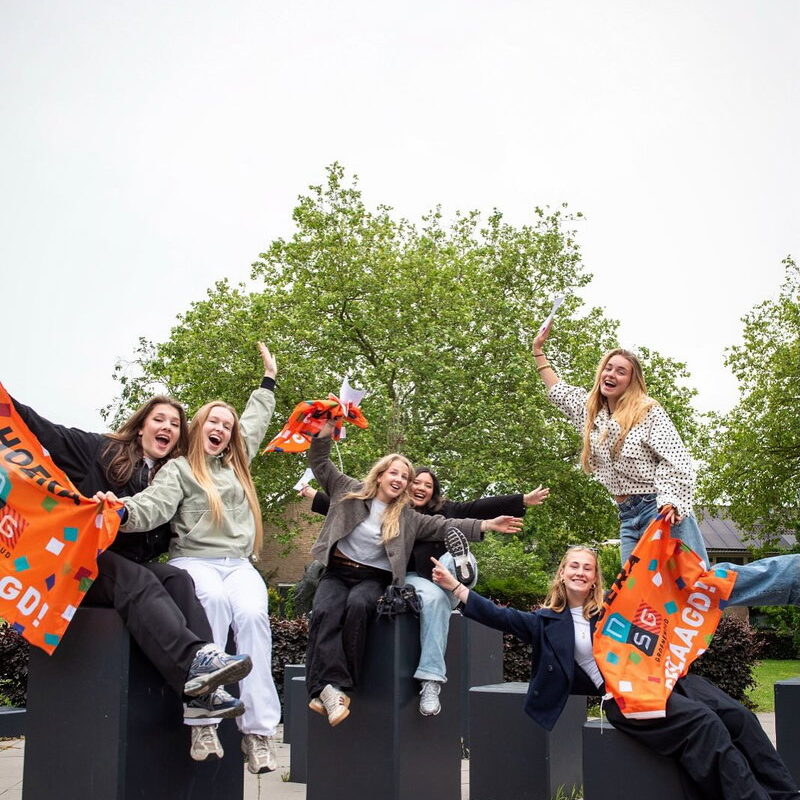 GESLAAGD! Vandaag haalden onze toppers hun vlag op en kan het feest écht beginnen! Gefeliciteerd al&hellip;