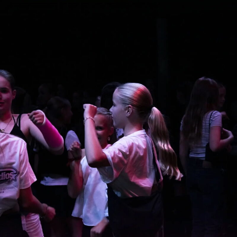 Deze feestelijke foto's hadden jullie nog van ons tegoed van het brugklasfeest! Fijn weekend allemaa&hellip;